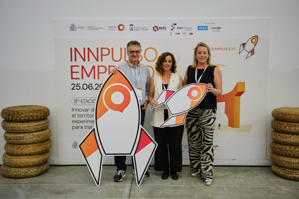 Manuel Murillo, con las regidoras de Innovación, Conchi Martínez, y de Promoción Económica, Cristina Padilla, en el acto Innpulso Emprendes 2025.